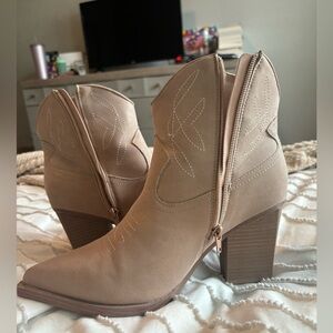 Arula Cowgirl Booties